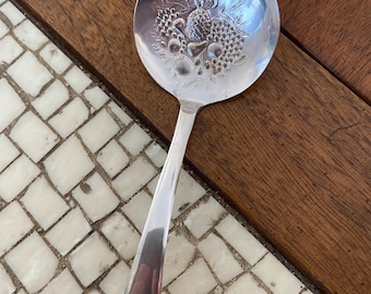 Cuchara Bon Bon inglesa antigua de plata repousse