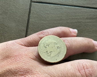 Anillo de moneda vintage de latón antiguo