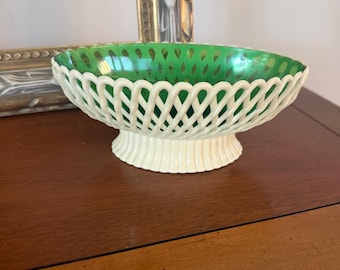 Cesta frutera con pedestal Vintage Regaline Artículo 91 Verde y Marfil Hecha en EE. UU. Decoración Retro de mediados de siglo
