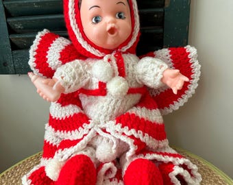 Bambola di Natale vintage all'uncinetto