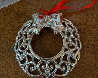 Adorno Lennox con brillo y detalles ornamentales.
