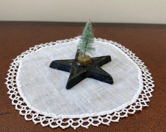 Rostiger Metallstern mit Mini-Weihnachtsbaum