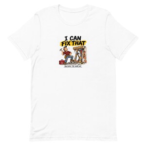 Może przedstawiać: Biały t-shirt z krótkim rękawem z grafiką przedstawiającą osobę w czerwonej koszuli w kratę trzymającą młotek obok zniszczonej ściany. Tekst brzmi I CAN FIX THAT nad ilustracją oraz Narrator: He could not. pod ilustracją.