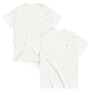 Könnte beinhalten: Ein schlichtes weißes Kurzarm-T-Shirt mit einer kleinen, einfachen schwarzen Strichzeichnung eines Reagenzglases mit zwei Blasen im linken Brustbereich. Das Kleidungsstück ist von vorne und hinten abgebildet und zeigt ein klares Design.