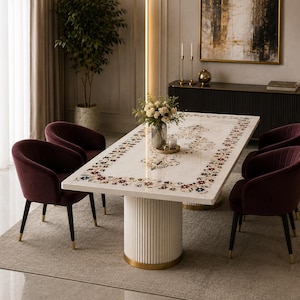 Op de afbeelding: Een rechthoekige eettafel met een wit marmeren blad voorzien van een ingelegd bloemmotief langs de rand en in het midden, ondersteund door een witte gecanneleerde cilindrische voet met gouden rand, omringd door vier diepbordeauxrode fluwelen stoelen.