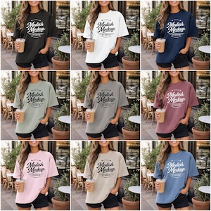 Könnte beinhalten: Eine Kollektion von neun kurzärmeligen T-Shirts in verschiedenen Unifarben, darunter Schwarz, Weiß, Marineblau, Salbei, Grau, Mauve, Hellrosa, Beige und Blau. Jedes T-Shirt trägt den schwarzen Schriftzug Modish Mockup Studio auf der Brust.