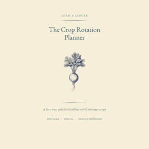 Könnte beinhalten: Ein cremefarbenes Dokument mit dem Titel The Crop Rotation Planner von Loam & Ledger. Es zeigt eine zentrale dunkelblaue Illustration einer Wurzelpflanze mit Blättern, den Text A four-year plan for healthier soil & stronger crops sowie Printable, Digital, Instant Download.