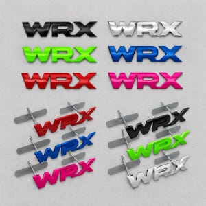 Puede incluir: Una colección de emblemas WRX en varios colores, incluyendo negro, plata, verde, azul, rojo y rosa. El conjunto incluye emblemas de cara plana y emblemas con herrajes de montaje de metal con pernos roscados para fines de instalación.