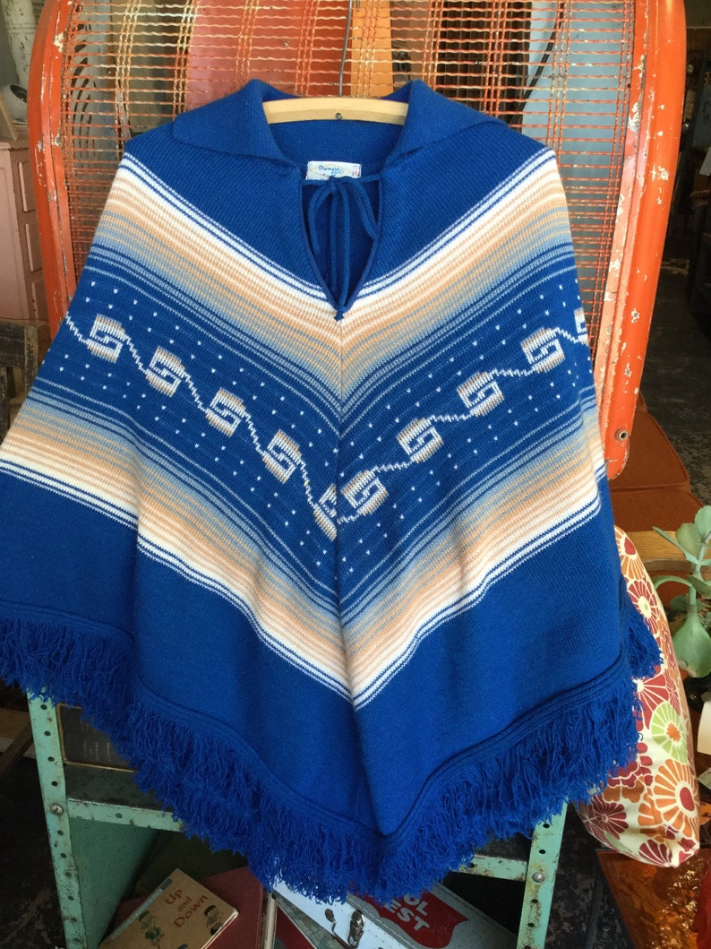 chevron pattern Vintage Blue /& Tan knitted poncho