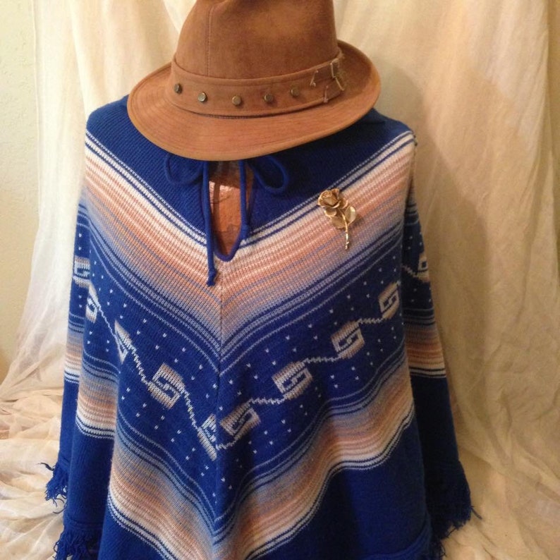 chevron pattern Vintage Blue /& Tan knitted poncho
