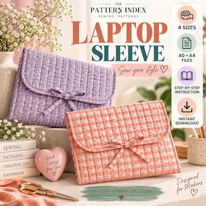 Puede incluir: Un patrón de costura digital para una funda de portátil acolchada con estampado floral lavanda y estampado de cuadros vichy color melocotón. Cada funda tiene una solapa con un lazo de tela. El texto dice The Pattern Index Laptop Sleeve.