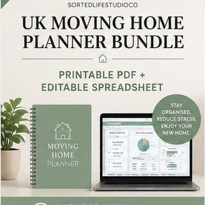 Könnte beinhalten: Ein Umzugsplaner-Set bestehend aus einem salbeigrünen Spiralnotizbuch mit Haussymbol und dem Text Moving Home Planner. Ein Laptop zeigt eine Tabelle und ein kreisförmiges Abzeichen mit dem Text Stay Organised. Reduce Stress. Enjoy Your New Home.