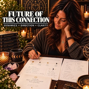 Puede incluir: Una hoja de trabajo de lectura de relaciones titulada Future of This Connection con secciones para una línea de tiempo y dinámicas. El papel presenta texto impreso y notas escritas a mano, acompañado de un bolígrafo negro, una taza con patrón lunar y cristales.