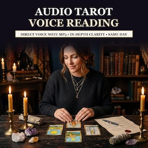 Könnte beinhalten: Ein digitaler Service-Eintrag mit dem Titel AUDIO TAROT VOICE READING und dem Untertitel DIRECT VOICE NOTE MP3 • IN-DEPTH CLARITY • SAME DAY. Das Bild zeigt eine Person in einem schwarzen Pullover an einem Holztisch mit Tarotkarten.