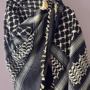 Pañuelo palestino Keffiyeh, estampado geométrico en negro y crema, chal cuadrado de 48 x 48 pulgadas.