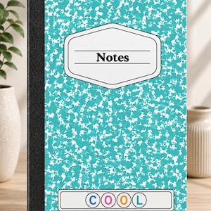 Pode incluir: Um caderno com capa salpicada em turquesa brilhante e branco, lombada preta e uma etiqueta branca com a palavra Notes. Uma segunda etiqueta branca na parte inferior contém a palavra COOL com cada letra de uma cor diferente.