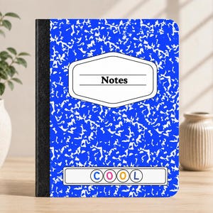 Pode incluir: Um caderno de composição azul e branco com um padrão salpicado. A capa apresenta uma etiqueta branca com a palavra Notes impressa a preto e uma caixa retangular na parte inferior contendo a palavra COOL com letras de cores diferentes.