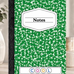 Pode incluir: Um caderno com padrão salpicado em verde e branco e lombada preta. A capa apresenta uma etiqueta branca com o texto "Notes" e uma segunda etiqueta branca na parte inferior contendo a palavra "COOL" com cada letra em uma cor diferente.