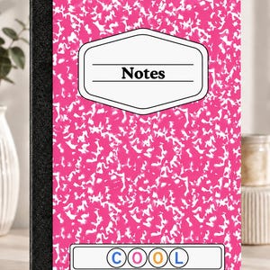 Pode incluir: Um caderno com uma capa salpicada de rosa brilhante e branco. Possui uma lombada preta e uma etiqueta branca na frente com a palavra Notes impressa em preto. Abaixo, uma etiqueta retangular branca exibe a palavra COOL dentro de círculos.