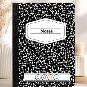 Pode incluir: Um caderno de notas em preto e branco com um padrão salpicado clássico. A capa inclui uma etiqueta branca central com a palavra Notes impressa em preto, e uma etiqueta retangular branca na parte inferior com a palavra COOL em círculos.