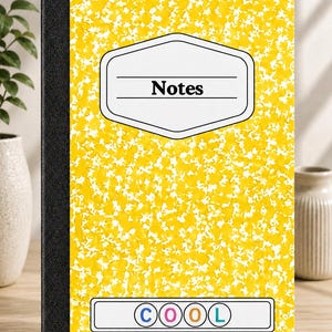 Pode incluir: Um caderno com capa salpicada em amarelo brilhante e branco, lombada preta e uma etiqueta branca com a palavra Notes. Abaixo da etiqueta, um retângulo contém a palavra COOL com cada letra em uma cor diferente.