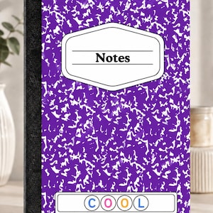 Pode incluir: Um caderno roxo com um padrão de manchas brancas, uma lombada preta e uma etiqueta branca na capa frontal com a palavra Notes. Abaixo, uma etiqueta retangular branca menor exibe a palavra COOL em letras coloridas.