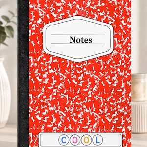 Pode incluir: Um caderno de composição com um padrão de capa salpicado em vermelho brilhante e branco. Possui uma lombada preta e uma etiqueta branca na frente com a palavra Notes impressa em preto. Abaixo, uma etiqueta retangular exibe a palavra COOL.