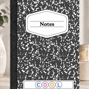Pode incluir: Um caderno com uma capa de composição salpicada em preto e branco. A frente apresenta uma etiqueta branca com a palavra Notes em preto e uma segunda etiqueta branca na parte inferior contendo a palavra COOL em círculos coloridos.