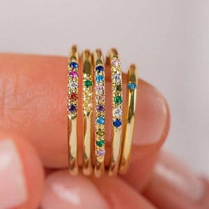 Anillo delicado con piedra natal, anillo familiar personalizado, joyería de oro para uso diario, graduación, regalo para damas de honor, regalo del Día de la Madre, regalos de nacimiento hechos a mano