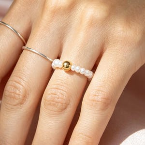 Anello minimalista regolabile con perla d'acqua dolce, fascia in oro fatta a mano con perla, gioiello da sposa, regalo di compleanno, regalo per damigella d'onore per lei*R136