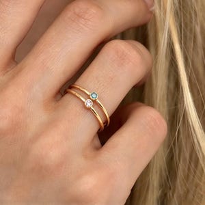 Anello personalizzato con pietra portafortuna, anelli impilabili per la famiglia, anello in oro delicato, anello impilabile, regalo di gioielli minimalisti per lei*ANELLO IMPILABILE IN REGALO*