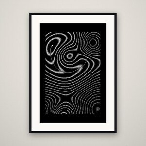 Peut inclure: Une impression d'art murale encadrée présentant un fond noir avec des lignes pointillées blanches complexes formant des motifs circulaires et ondulés concentriques. Une fine ligne courbe blanche relie deux petits points blancs.