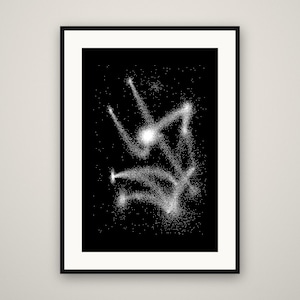Peut inclure: Une impression d'art mural encadrée présentant un fond noir avec un motif pointillé blanc. L'œuvre se compose de points blancs dispersés formant des traînées lumineuses abstraites et des amas concentrés rappelant un champ d'étoiles.