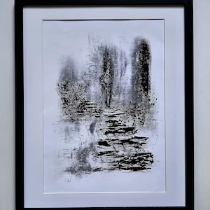 Puede incluir: Un dibujo a tinta en blanco y negro sobre papel enmarcado que presenta un paisaje abstracto con una forma vertical central, pinceladas texturizadas y un camino que conduce a la distancia. La obra está en un marco negro sencillo con paspartú blanco.