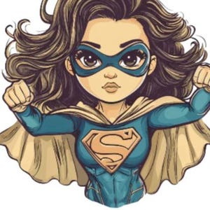 Op de afbeelding: Een cartoonillustratie van een superheldfiguur met lang bruin haar, gekleed in een blauw pak met een gouden embleem op de borst, een blauw masker en een beige cape. Het personage heeft beide vuisten omhoog. De tekst Super Mum staat eronder.