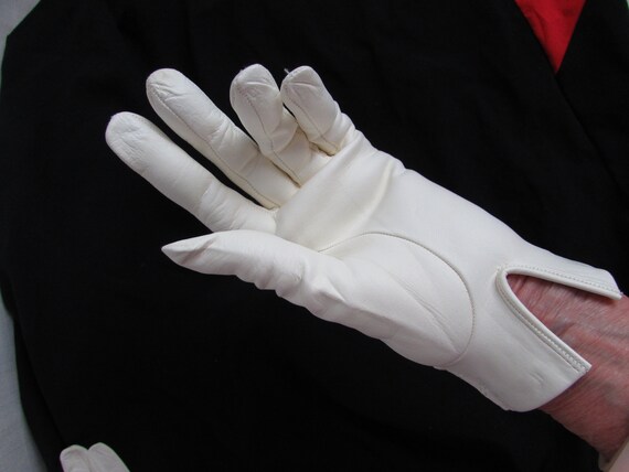 1950s White Italian short gloves size 7 1/2 - image 4