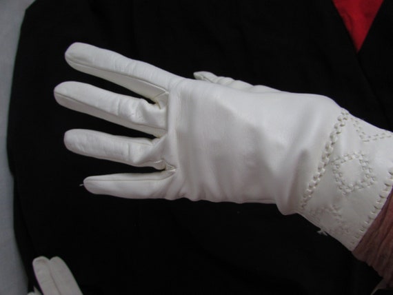 1950s White Italian short gloves size 7 1/2 - image 3