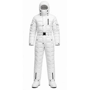 Puede incluir: Un traje de nieve blanco de cuerpo entero, aislado, con diseño acolchado, capucha y cierre de cremallera frontal. La prenda incluye un cinturón en la cintura con hebilla negra, dos bolsillos en el pecho con cremalleras y dos bolsillos con solapa.