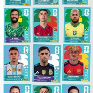 Puede incluir: Una colección de doce cromos de futbolistas de Panini FIFA dispuestos en una cuadrícula. Cada cromo rectangular muestra el retrato de un atleta profesional, su nombre, fecha de nacimiento, altura, peso, club y los logotipos de Panini y FIFA.