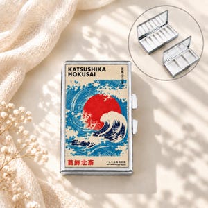 Hokusai storvågig rektangulär spegel kompakt pillerlåda med 7 fack smal medicinhållare i metall