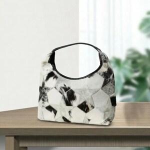 Bolso hobo de piel con pelo, bolso hobo de piel de vaca con pelo en patchwork blanco y negro con paneles de patchwork de estrellas
