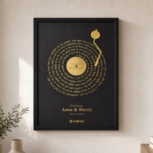 Könnte beinhalten: Ein gerahmtes schwarzes Poster mit einer goldenen Schallplattengrafik. Der Liedtext verläuft spiralförmig um die Mitte, auf der IT HAD TO BE YOU HARRY CONNICK JR steht. Unter der Platte steht First Dance Anna & Marek 02.02.2025.