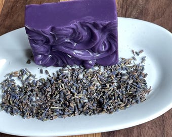Savon hydratant à la lavande, fabriqué artisanalement avec un mélange soigneusement choisi d'ingrédients naturels.