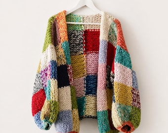 Cardigã patchwork feito à mão, suéter oversized de tricô grosso, blusa de tricô colorida estilo anos 2000, roupa boho para festivais.