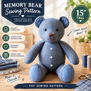 Pode incluir: Um molde de costura para urso de memória em xadrez azul, apresentando um urso de pelúcia de 38 cm de altura com três botões brancos no peito, olhos escuros e um nariz bordado em marrom. A imagem inclui etiquetas de texto sobre instruções.