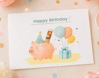 Może przedstawiać: Prostokątna biała kartka okolicznościowa z napisem Happy Birthday. Ilustracja przedstawia różową świnkę skarbonkę w turkusowej czapeczce urodzinowej z banknotem pięciozłotowym, obok niebieskiego prezentu oraz trzech balonów w kolorze turkusowym, pomarańczowym i żółtym.