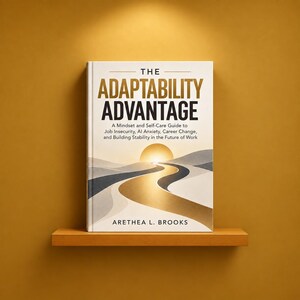 Può includere: Un libro con copertina rigida intitolato The Adaptability Advantage di Arethea L. Brooks. La copertina presenta un'illustrazione grafica di un sentiero dorato tortuoso che conduce verso un sole all'orizzonte, con testo che descrive una guida al lavoro.