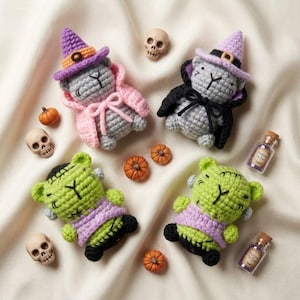 Puede incluir: Dos gatos de ganchillo grises con sombreros de bruja y capas, dos monstruos de ganchillo verdes, tres calaveras pequeñas, cuatro calabazas naranjas en miniatura y dos botellas de vidrio pequeñas con tapones de corcho etiquetadas Potion To Go.