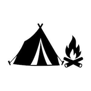 Op de afbeelding: Een zwart grafisch icoon met een driehoekige tent met een centrale opening en een kampvuur bestaande uit twee gekruiste blokken hout en gestileerde vlammen rechts van de tent, alles weergegeven als een zwart silhouet op een witte achtergrond.