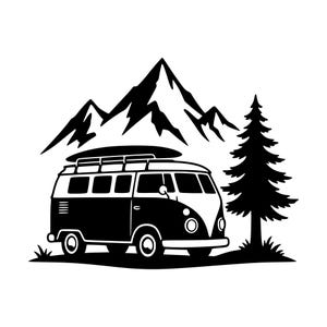 Könnte beinhalten: Eine schwarz-weiße grafische Illustration, die einen klassischen Campingbus mit einem Surfbrett auf dem Dach zeigt, platziert vor einem hohen Nadelbaum und einem großen Gebirge mit scharfen, gezackten Gipfeln auf weißem Hintergrund.
